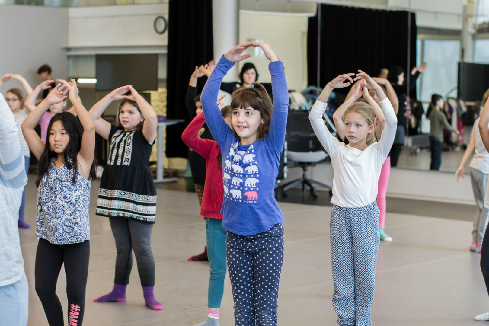 Des enfants participent à un atelier créatif offert par Le Fonds Casse-Noisette des Grands Ballets